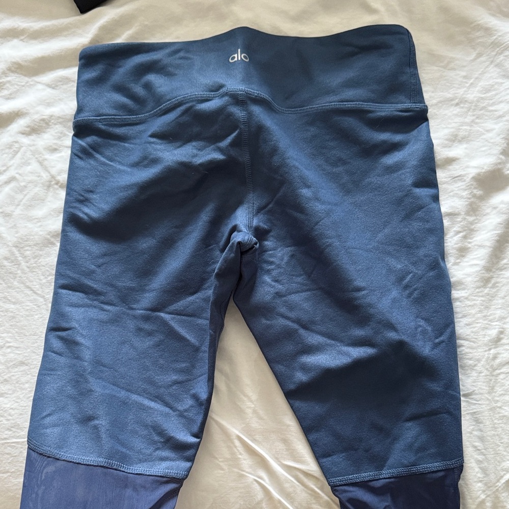 ALO Yoga, beautiful blue leggings